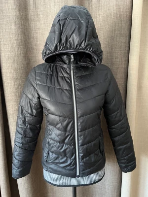 Lättviktsjacka i stl.152 jacka - Svart lättviktsjacka i stl.152  Fint skick utan fläckar eller hål 