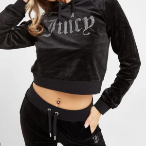 Juicy Couture set  - Hej, säljer mitt helt oanvända juicy Couture set eftersom jag vill köpa det i en annan färg . Både byxorna och koftan är storlek L men passar på mig som är M.  OBS bilderna är lånade (skriv privat för fler bilder).