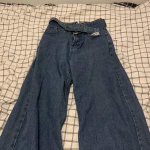Köpte dem från sellpy men dem var för små, storlek 32, typ mom jeans. Jätte fina, långa breda i benen. Önskar jag kunde ha dem men tyvärr, så kommer inte kunna skicka bild på hur dem ser ut på