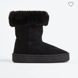 Skor - Säljer dessa uggs liknade skor från hm. Skorna är i jättebra skick och är endast använda 1 gång. Säljer då jag hittat andra skor och alltså kommer dem inte till användning. Original pris är 379kr och säljer för 200kr eftersom dem är i toppskick💓💓
