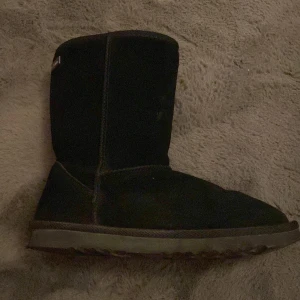 S.Oliver uggs - Ska sälja mina gammla uggs som jag hade förra året som är i jättebra skick och ser helt nya ut då jag har använt fåtal gånger det är varma i insidan och långa, har lådan kvar o allt, jag köpte de för 900kr 