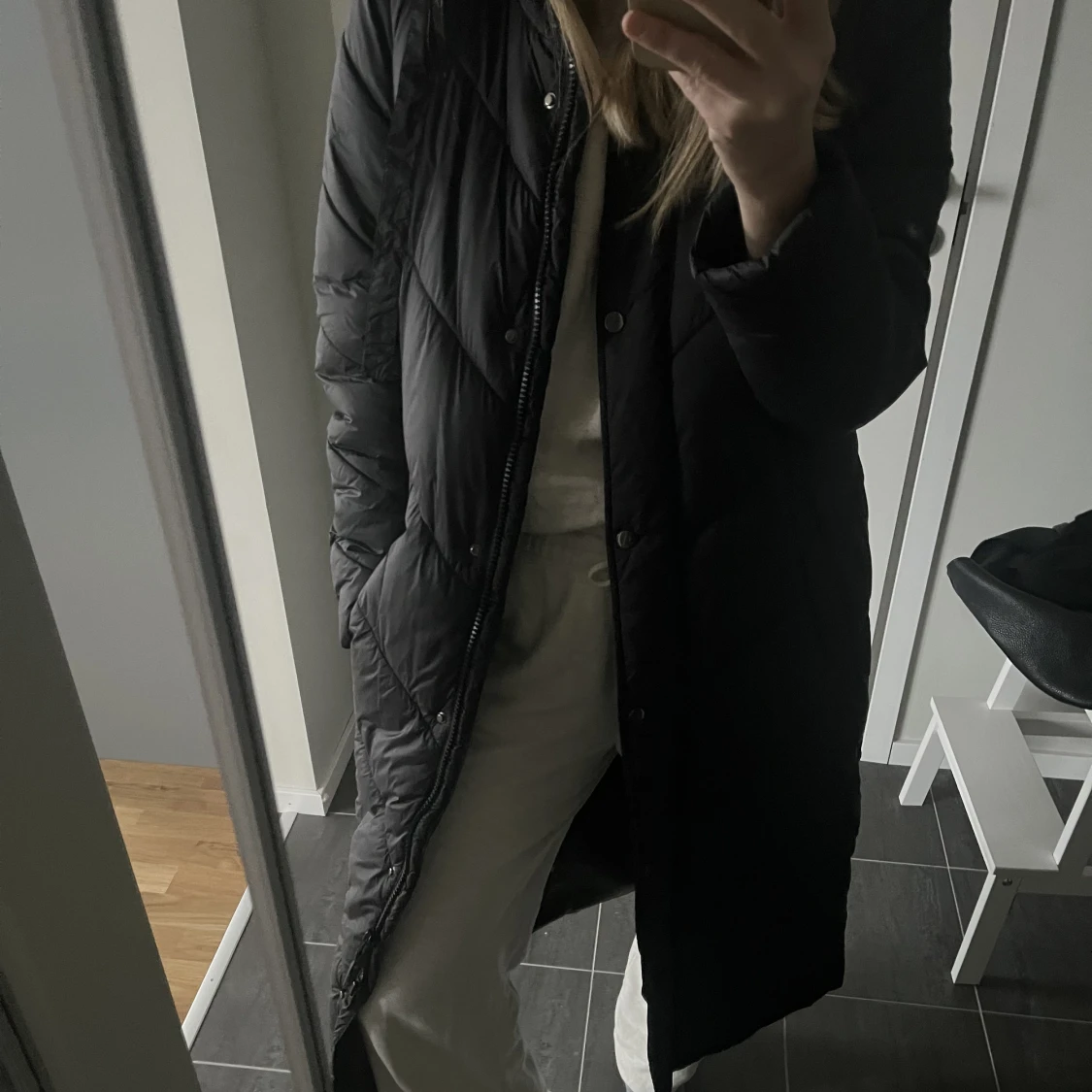 Lång svart dunjacka  - 90