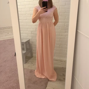 Balklänning från BubbleRoom - Pris kan diskuteras🫶 OANVÄND då den var köpt inför balen som blev inställd pga corona! Nypris 1299! Skriv privat för fler bilder!         (Jag har pyjamasbyxor under därav fallet vid midjan)