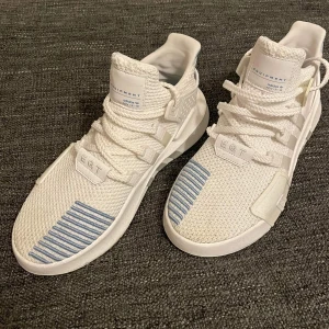 Adidas EQT Bask Adv C - Supersnygga Adidas sneakers. Finns ej att köpa i denna färg längre. Använda 1-3 ggr så nyskick. Skickas i originallådan. Nypris 1199 kr. Köparen står för frakt.