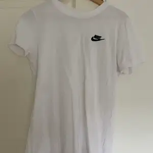 Säljer min vita nike t-shirt då den inte kommer till användning. Storlek S men kan även sitta som M en M. Köpt för 269kr från Junkyard