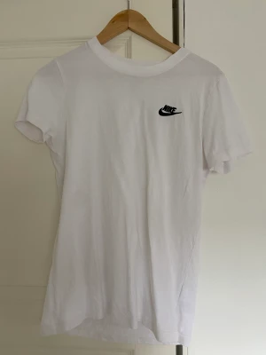 Nike t-shirt  - Säljer min vita nike t-shirt då den inte kommer till användning. Storlek S men kan även sitta som M en M. Köpt för 269kr från Junkyard