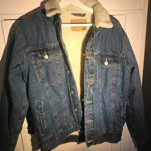 Fodrad jeansjacka shepherd jacket  - Fin! Sparsamt använd! Har för mig nypris var runt 600  Det är herr storlek men jeansjackor är ju unisex så den passar på alla. 