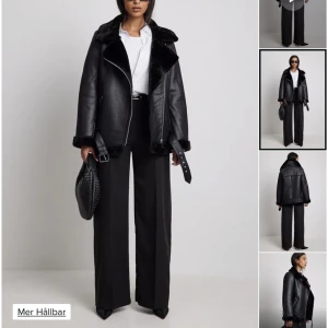 Vinterjacka Nakd - Knappt använda vinterjacka från Nakd.  Storlek Large på jackan men den är lite mindre skulle jag säga så sitter mer som en Medium.  Material: Överskal: 100% Polyuretan. Innerskal: 50% Polyester, 50% Återvunnen polyester. Fuskpäls: 100% Polyester.