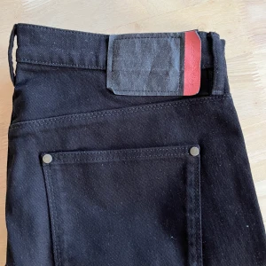 Acne Blå Konst Svarta Jeans Strl 32 - Jeans från Acne Studios ”Max Stay Black” slimfit, w32 l32. Tvärfeta helt enkelt. -Köpta för 1400kr 2019, använt 4ggr