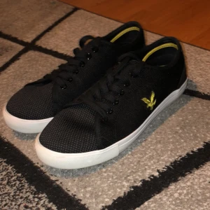 Lyle & Scott Skor - Lyle & Scott skor nya, mycket bra skick  Kontakta för mer info