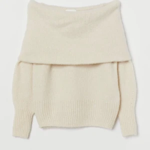 Off shoulder tröja från hm  - Säljer denna off shoulder tröja från hm, den har prislapp kvar (aldrig använd) och nypris är 299kr, den är slutsåld. 