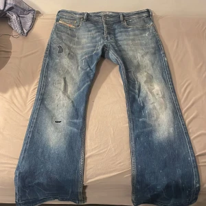 Riktigt feta Diesel jeans - Diesel jeans i storlek 33W men passar mig med 29W med ett bälte utan problem