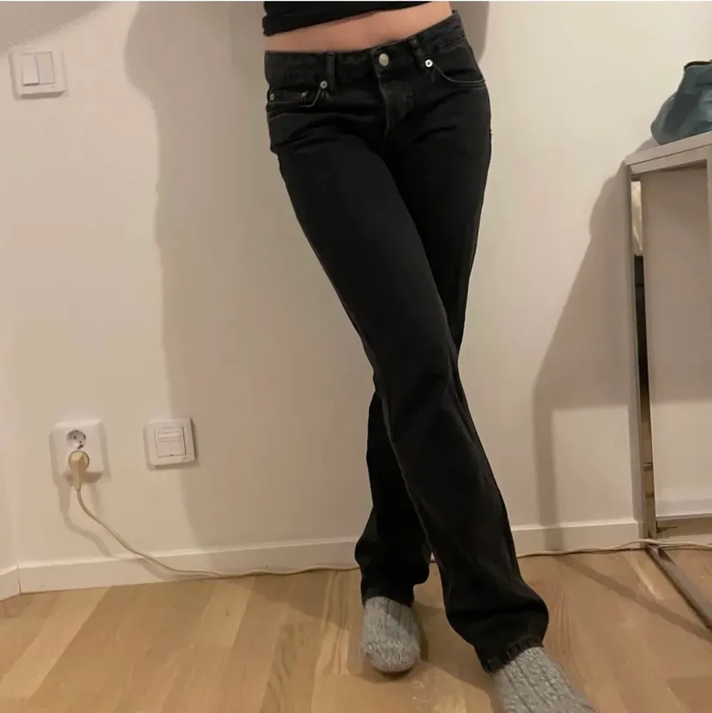 Jättefina lågmidjade flare jeans men säljer då de inte passade. Köpte av en tjej här på plick ( hennes bilder). Hon på bilden är 165 cm  Köparen står för frakt. Jeans & Byxor.