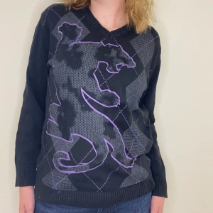 Vintage tröja - Superfin tröja med ett lila lejon! Älskar den här men är för liten för mig🙂