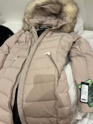 Ny Rock and blue jacka - Helt oanvänd Rock and blue jacka säljer för att den inte kom till användning. Jättehärlig ljus rosa. Fråfa om mer bilder. 