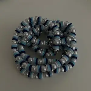 Ett super fint halsband i fina blåa färger. Halsbandet är cirka 40cm. Det ingår spänne och ringödlor så man kan justera det efter önskan. Frakt tillkommer på 15kr