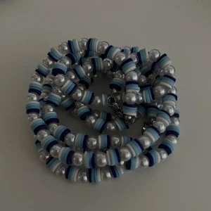 Blue ocean  - Ett super fint halsband i fina blåa färger. Halsbandet är cirka 40cm. Det ingår spänne och ringödlor så man kan justera det efter önskan. Frakt tillkommer på 15kr