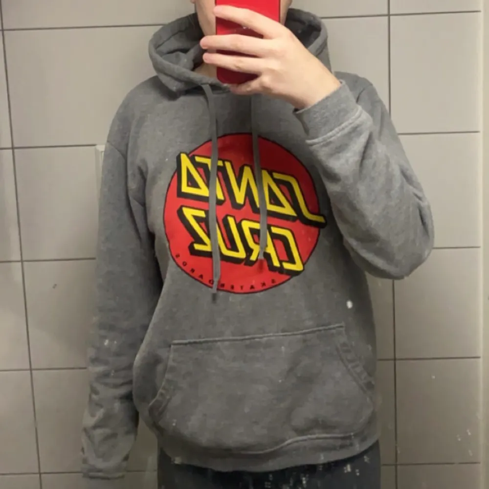 Santa cruz hoodie, storlek S. Fint skick förutom defekten på 2a bilden men det går bort om man vill det. Syns inte när man har på sig den! 120kr+frakt. Hoodies.