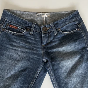 Lågmidjade jeans - Lägger upp igen då köparen inte svarar. Perfekta lågmidjade jeansen men tyvärr för korta för mig. Tryck inte köp nu!! Midja: ca 78cm, innerbenslängd: ca 74cm, pris kan diskuteras vid snabb affär!