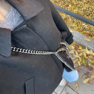 Kappa  - Intressekoll! Kom gärna med egna bud, inget under 1400kr! Kort ullkappa från uniqlo! Helt slutsåld ❤️