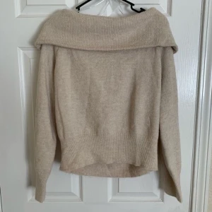 Sweatshirt  - Säljer denna populära tröja på hm som är slutsåld! Så himla fin men har aldrig kommit till användning! Inte alls stickig, utan väldigt skön! Från hm! ❤️