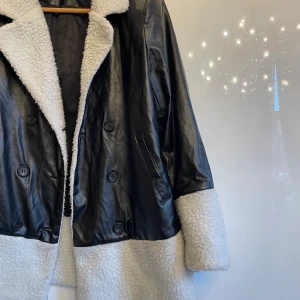 Höst jacka - Superfin höstjacka i läderimitation  Passar XS-S