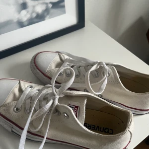 Converse  - Ett par beige/vita Converse, använda några gånger. 