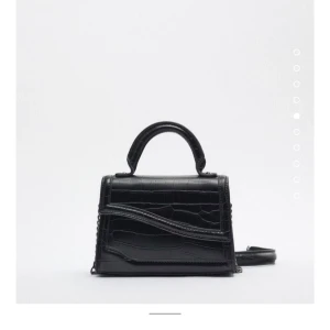 Zara väska - Jag säljer denna super fina väska från zara pågrund av att den aldrig används. I nyskick, aldrig använd. Nypris: 300, Säljer för: 280kr, !pris går att diskutera!. Fråga om fler bilder. Skriv vid frågor och intresse. Möts helst upp!