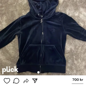 Juicy couture - Jag säljer den här juicy tröjan. Min kompis kommer inte in på sitt konto igen så vi lägger om den på mitt konto, jag säljer den åt henne nu. Lägger om mitt bud på tröjan också. Den e i bra skick inte jätte använd. ❤️