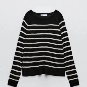 Randig zara tröja - Säljer denna snygga och sköna tröja då den inte kommer till användning längre. Tröjan är i storlek M. Köparen står för frakten. Jag står inte för postens slarv. 