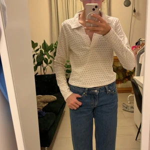 Hm tröja  - Hm tröja med väldigt fina hål. Bh syns ej igenom om har har en som matchar ens hudton eller tröjans färg. Använd fåtal gånger säljer pågrund av att jag inte använder den. Köpt på hm för 150kr