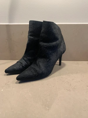 Snygga stövletter från Zara - Stövlettter från Zara i storlek 39, de är i väldigt bra skick, ena skon har litet nagg i ”håret” men inget som syns när man har de på sig. 