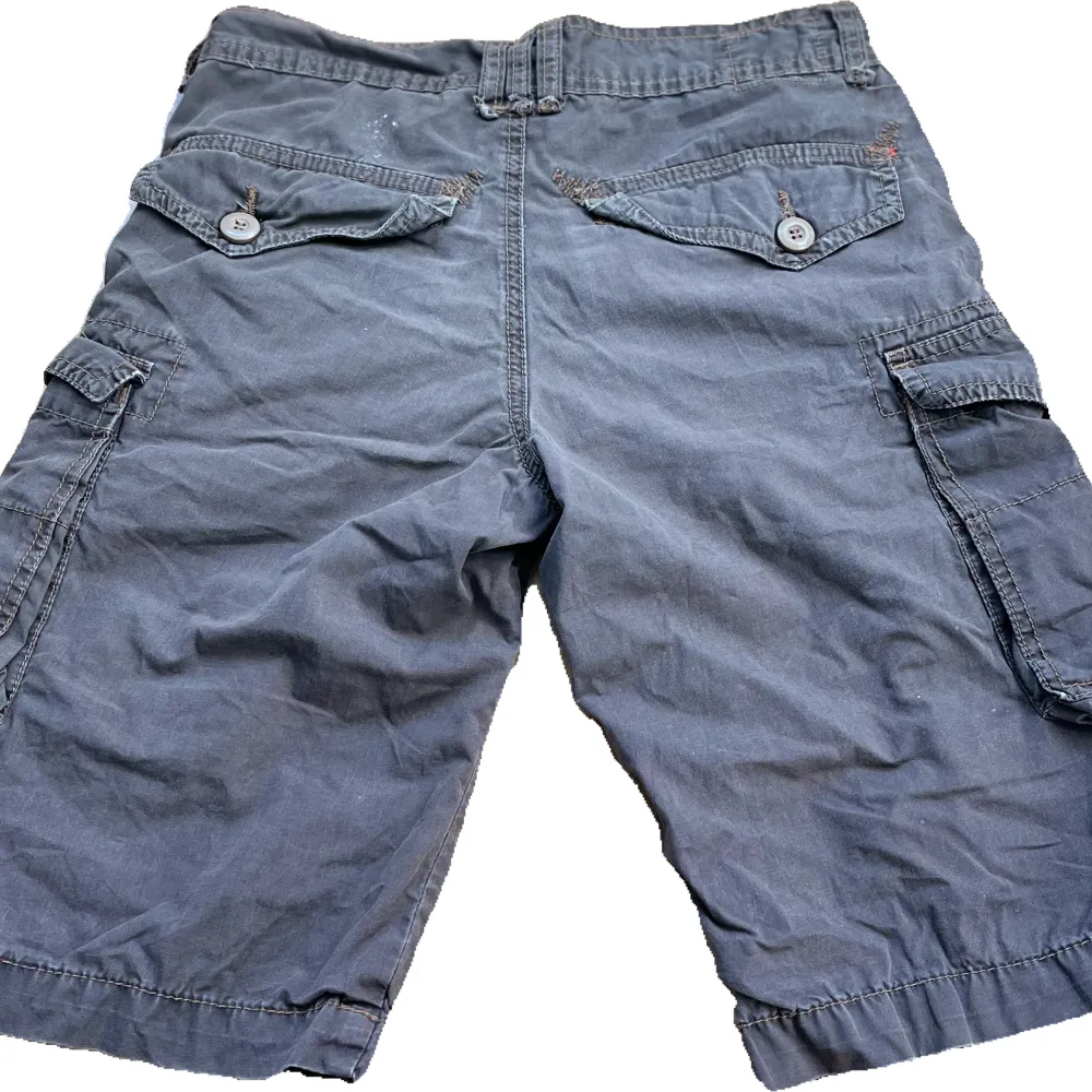 Ett par skit snygga bruna lågmidjade shorts med snygga detaljer. Kan mötas upp i Stockholm eller frakta då köparen står för frakten💞. Shorts.