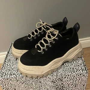 Eytys angel black  - Svarta angel från eytys i bra skick🖤🖤