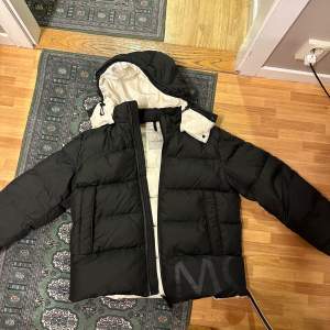 Moncler Black Down Wilma Jacket. Använd. Storlek S/M  Hör av dig vid frågor