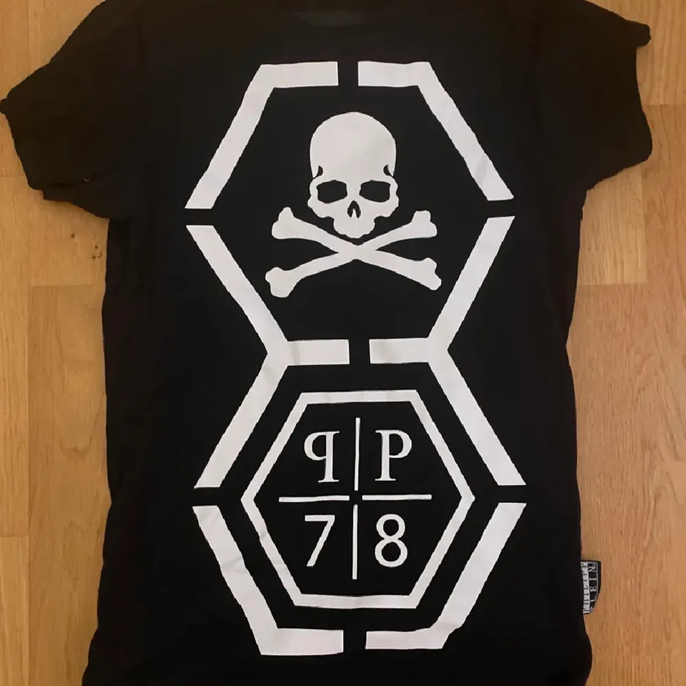 Philipp plein t-shirt tags och orginalbox   Storlek S   Skick 9/10   Fraktar genom postnord spårbar (66kr). T-shirts.