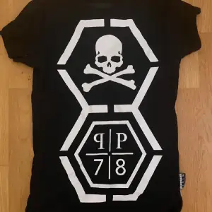 Philipp plein t-shirt tags och orginalbox   Storlek S   Skick 9/10   Fraktar genom postnord spårbar (66kr)