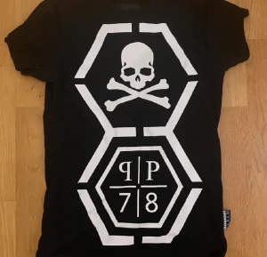 Philip plein - Philipp plein t-shirt tags och orginalbox   Storlek S   Skick 9/10   Fraktar genom postnord spårbar (66kr)
