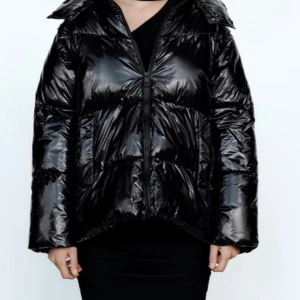 Svart glansig jacka  - Säljer min svarta glansiga jacka från zara som jag köpte förra vintern för 799kr som inte säljs längre. I strlk M. Jättestor luva och jättevarm. Endast använd ett fåtal gånger så jackan är som ny. Skriv för fler bilder! 💗💗💗 osäker på vad fraktpriset blir men kan absolut frakta jackan.