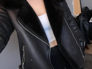 Vinterjacka - En väldigt tjock vinterjacka. Den är fodrad i hela insidan så som man kan se på bilderna. De enda som e är att ena fickan släppte lite på insidan men det löste jag snabbt med en sån nål. Om man vill går det att sy fast de men de varken syns eller känns nu