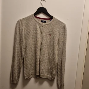 Gant, stickad kofta  - Bra skick, passar dig som har storlek xs-s. Priset kan förhandlas!