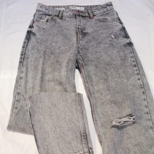 Grå jeans  - Grå jeans i "mom" style från Bershka. Jeansen är jättesnygga men tyvärr för små för mig. 