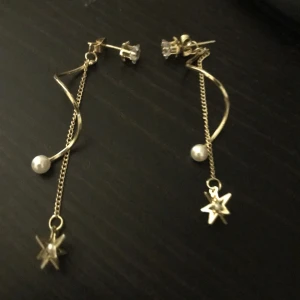 Ett par örhängen med olika former - Ett par örhängen som har stjärnor, vita pärlor och diamant. Väldigt bra kvalitet och knappt använda