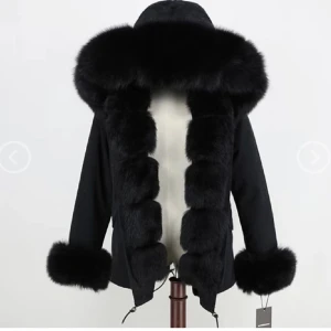 Svart jacka - Har använt den en vinter fortfarande i bra skick storlek s är det på jackan men den  passar xs också, har tagit bort ärmarna men dem finns kvar man kan sätta dit dem om man vill ha dem. Priset kan diskuteras!