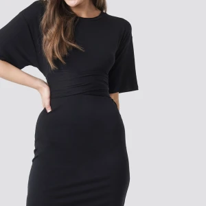 Nakd klänning - Helt ny nakd klänning i jätte skönt material. Man knyter själv runt midjan och den är aldrig använd. Slutsåld på hemsidan väldigt strechig så den passar föer storlekar.
