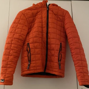 Vinter/höst jacka  - Jacka ifrån superdry märke, tål vatten och är även väldigt varm i sig, storlek xs, fick en liten märke på vänstersida av armen längst ner syns knappt! 
