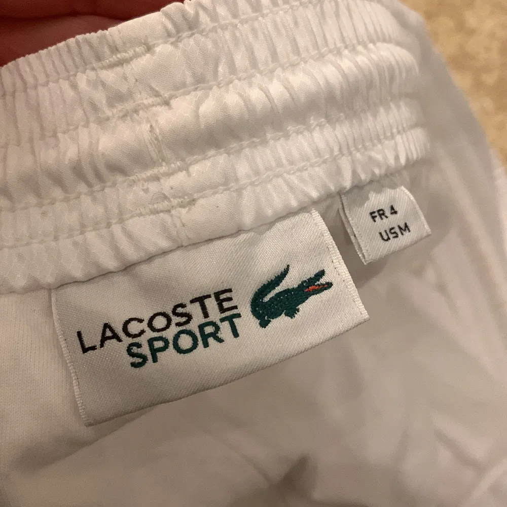 Assnygga Lacoste trackpants i storlek M, med dragsko. Knappt använda, något för små för mig.  Köpare står för frakt . Jeans & Byxor.