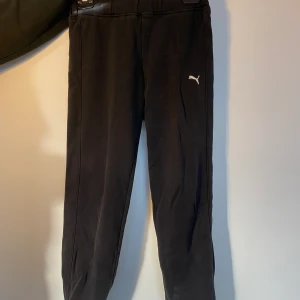 Puma mjukis - Svarta mjukisbyxor från Puma i storlek XS