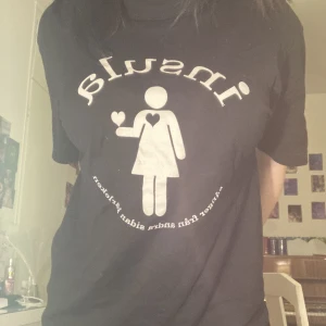 ꙳⸌☆⸍꙳ Tshirt ꙳⸌☆⸍꙳  - Jätte najs svart tshirt med tryck. Märket heter Joe men är ganska okänt 🫶🏼 säljer då jag ej använder den! 