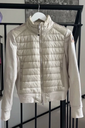 Parajumper cardigan/jacka  - En fin parajumper cardigan/jacka super fint och bra skick, köpt på magasin på nätet för inte alls länge sen ny pris ca 3000kr, lägger ut igen där av borttagen annons 